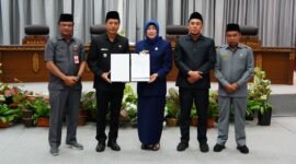 Pj. Bupati Barito Utara (kedua dari kiri) Serahkan Pidato Pengantar Rancangan KUA dan PPAS TA 2025