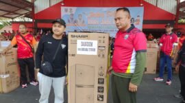 Keterangan foto : Perwira Penghubung (Pabung) Kodim 1013 Muara Teweh Mayor Infa Heru Widodo saat menyerahkan hadiah dari Dandim 1013 Muara Teweh di panggung alun alun jorih jerah Puruk Cahu, Minggu (28/7/2024).